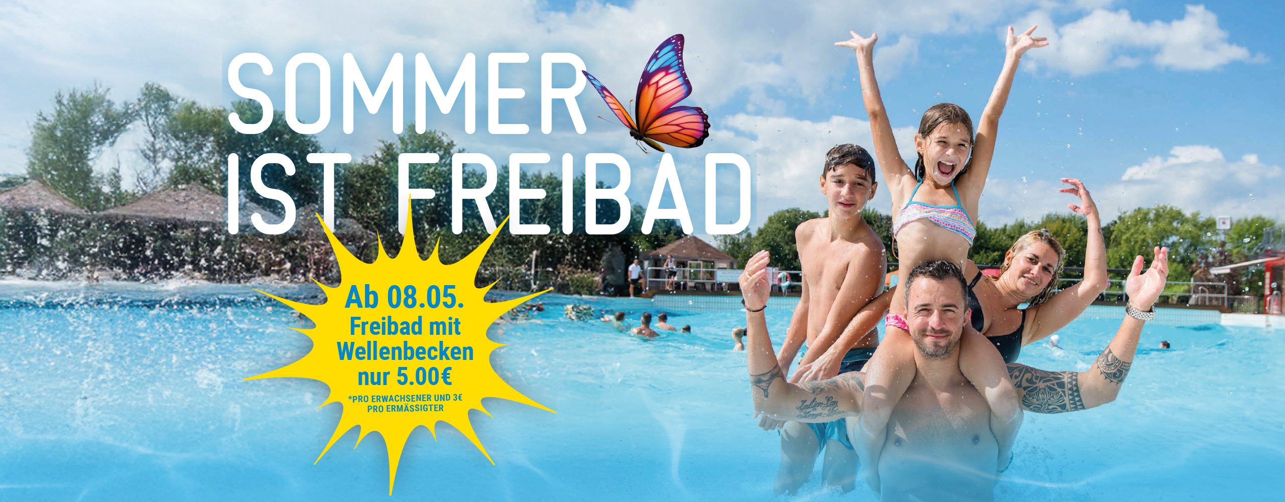 Familie mit zwei Kindern im Freibad mit Wellenbecken unter blauem Himmel, Text 'Sommer ist Freibad', Hinweis auf Eröffnung ab 08.05. und Eintrittspreis 5 Euro