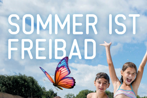 Zwei lachende Kinder im Freibad mit erhobenen Armen, darüber der Text 'Sommer ist Freibad' und ein bunter Schmetterling